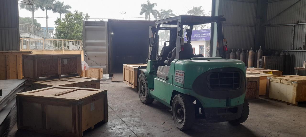 Xe nâng đóng và rút hàng cotainer tại xưởng