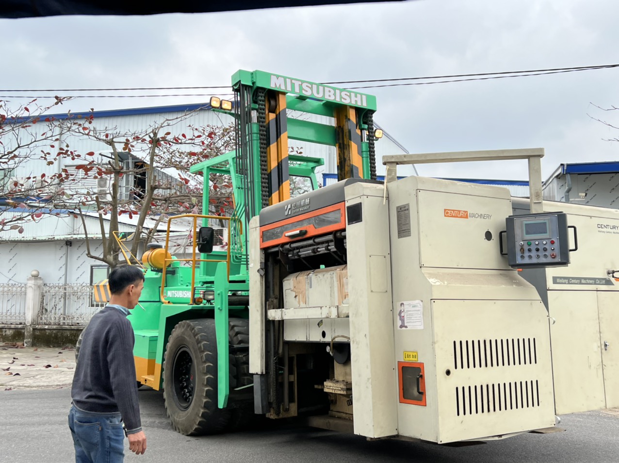 Cho thuê xe nâng 25 tấn và xe cẩu chuyển máy tại Kiến An Hải Phòng