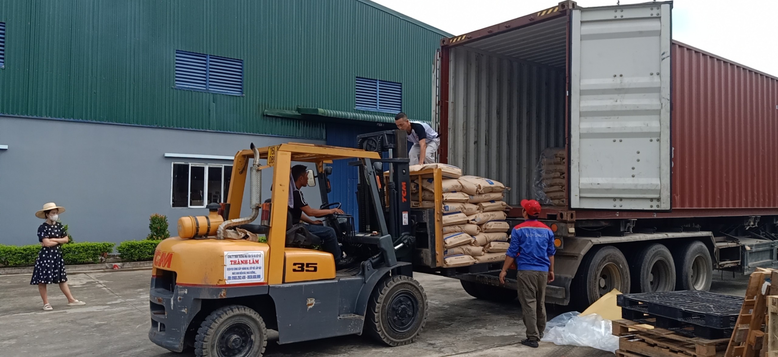 Thuê xe nâng rút container tại nhà máy hạt nhựa Hải Phòng