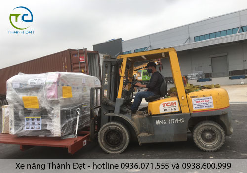 Xe nâng rút máy, thiết bị trong container tại kcn Vsip Thủy Nguyên