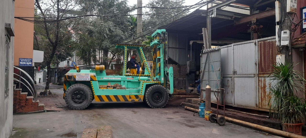 Xe nâng chuyển máy tại Đồng Sơn Thủy Nguyên