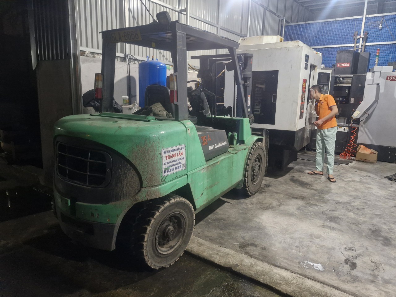 Xe nâng chuyển máy tại Quảng Ninh