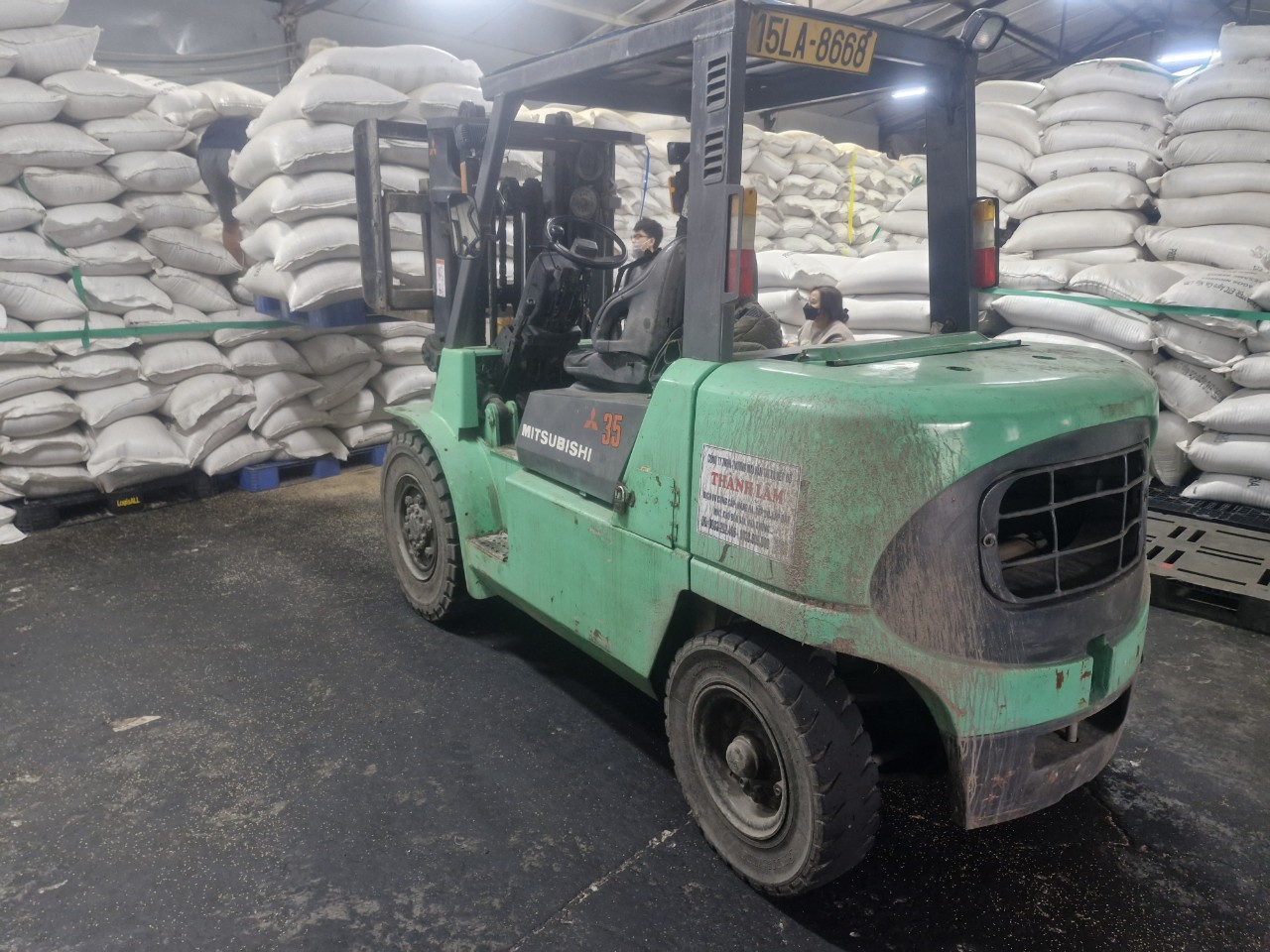 Thuê xe nâng hạt nhựa tại chợ Hương Dương Kinh