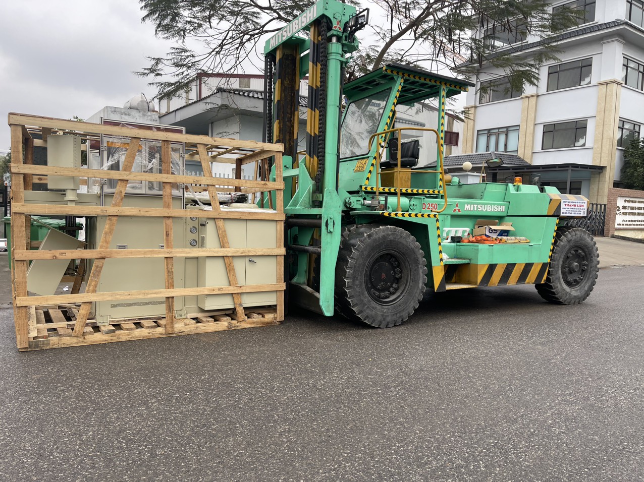 Thuê xe nâng di chuyển máy tại Hải Thành Dương Kinh