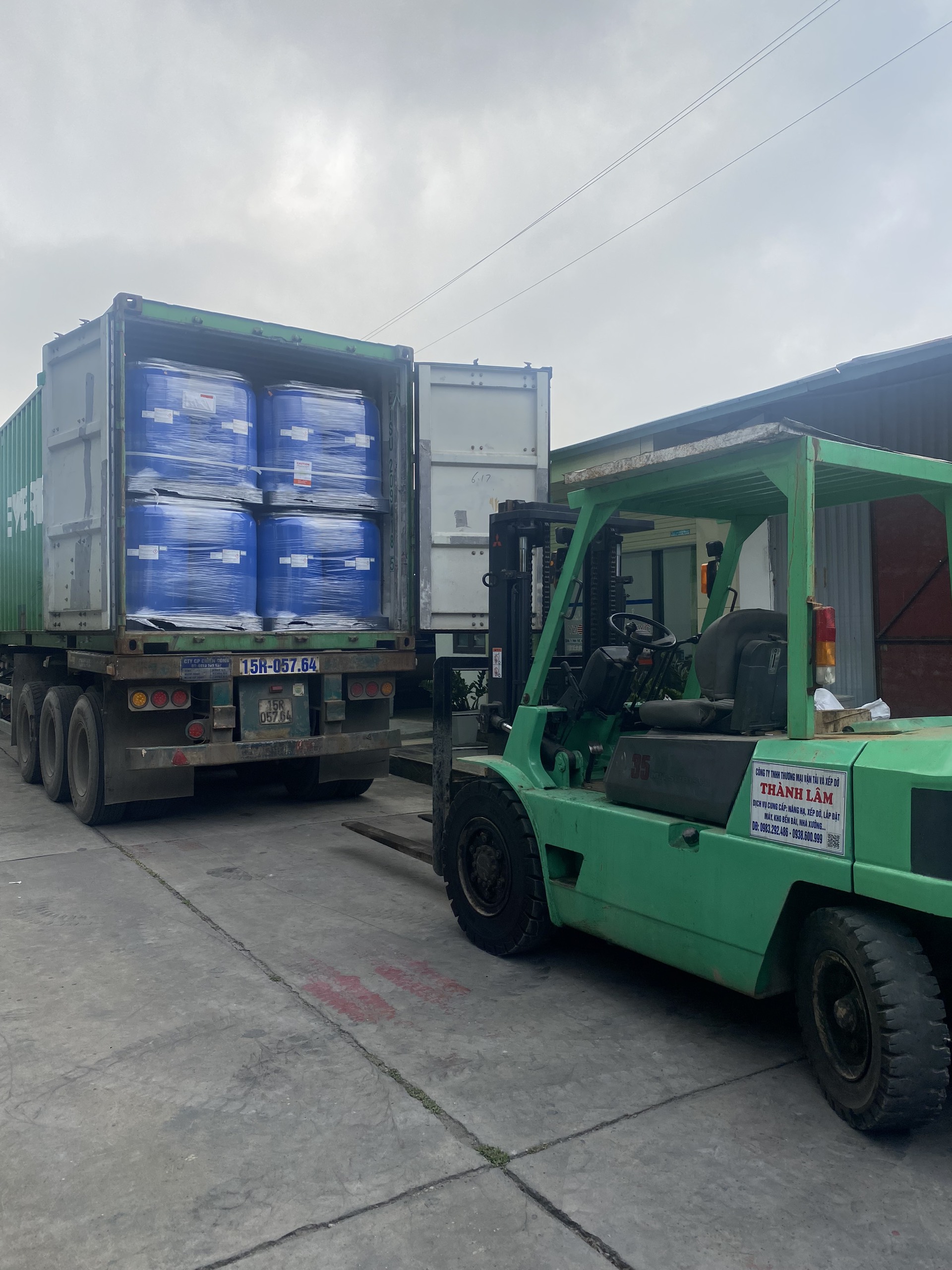Cho thuê xe nâng rút container hạt nhựa tại KCN Đồ Sơn