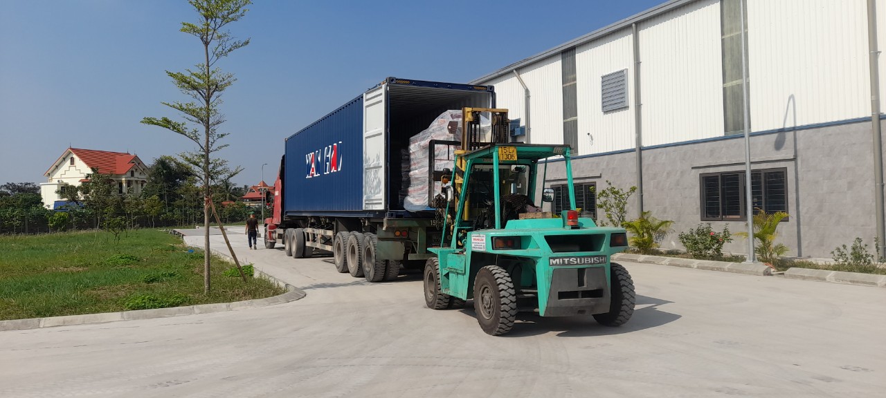 Xe nâng rút hàng tại Nam Tài Hải Phòng