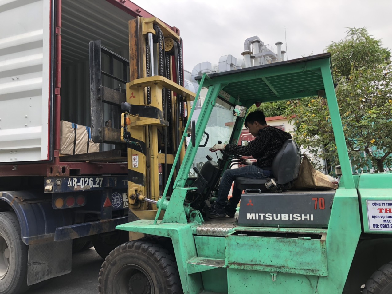 Xe nâng rút container tôn tại KCN Tràng Duệ