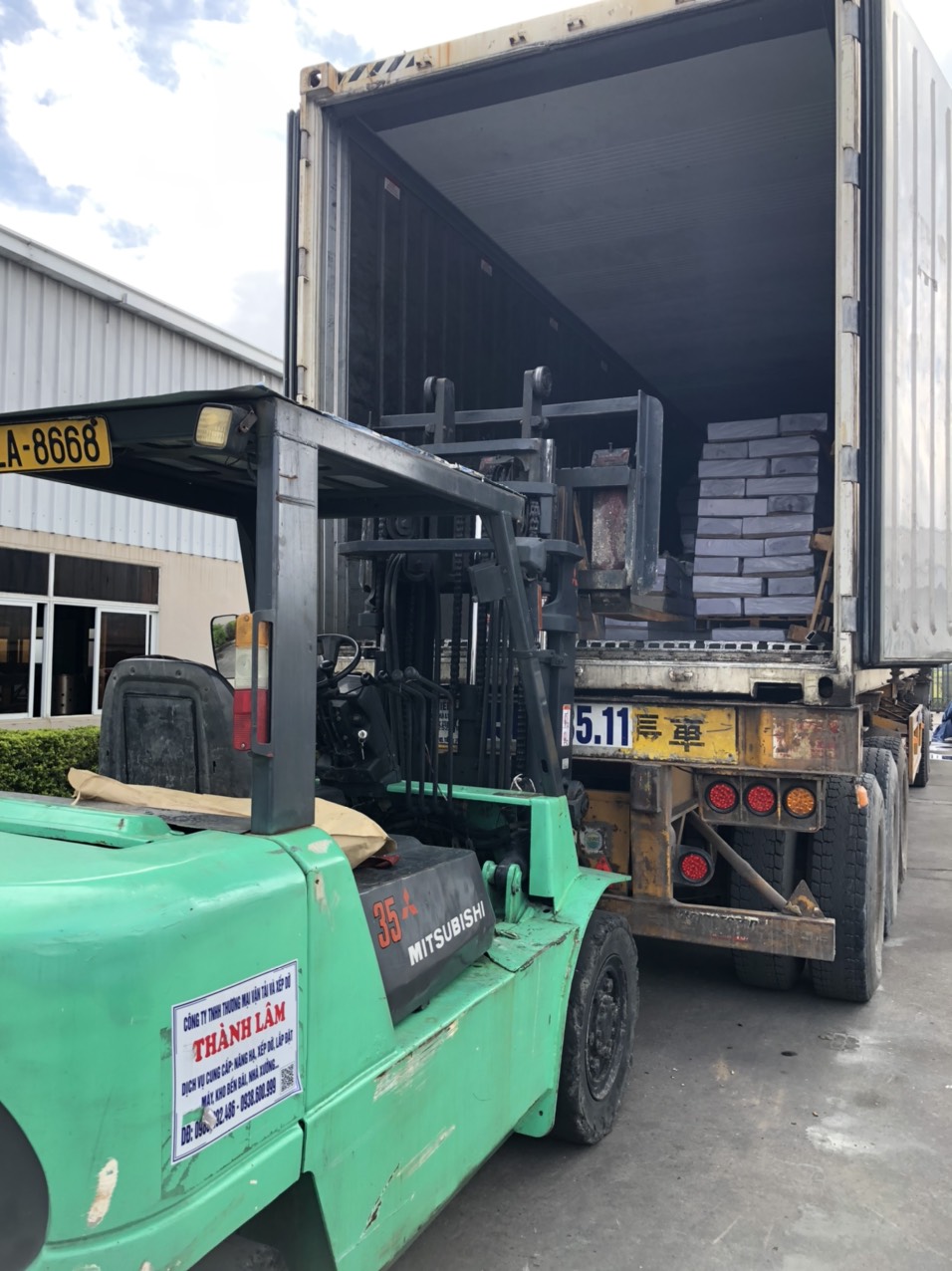Xe Nâng rút container thực phẩm tại Kiến Thụy