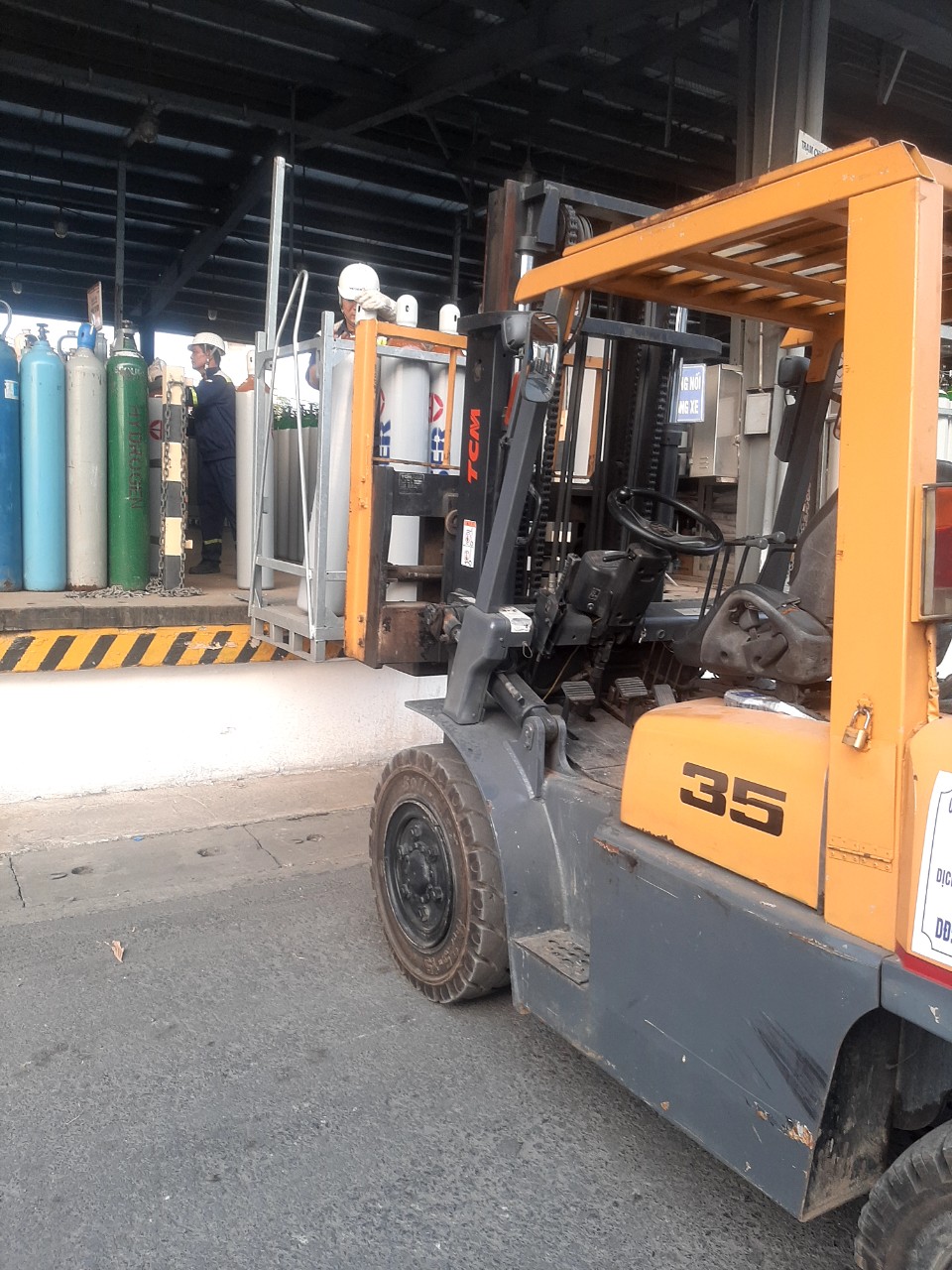 Thuê xe Nâng rút container ôxi tại An Dương Hải Phòng