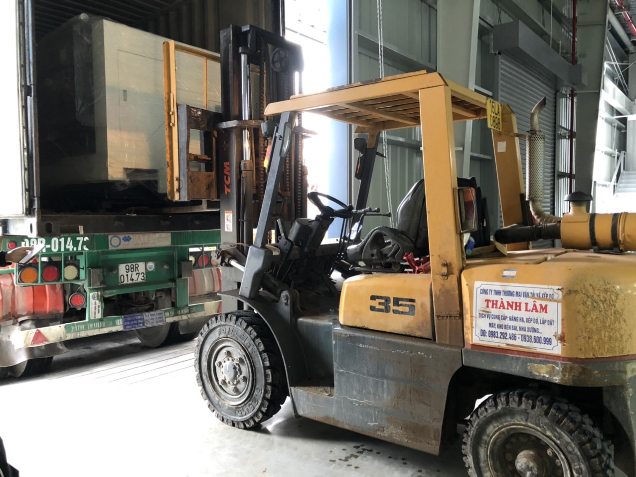 Xe nâng rút thiết bị máy móc tại Thái Bình