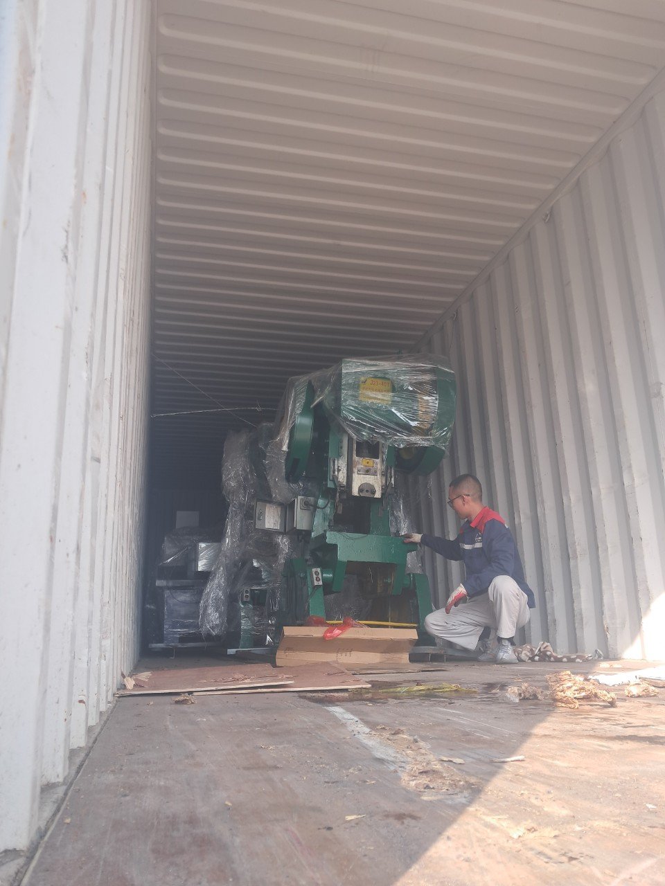 Xe nâng rút container máy tại KCN vsip Hải Phòng