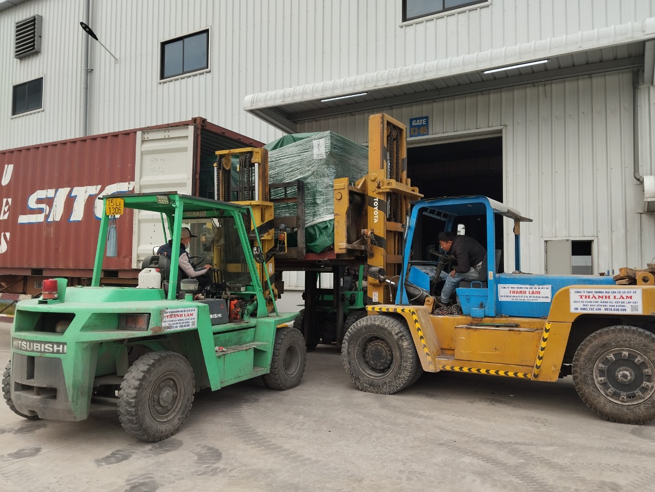 Xe nâng rút container máy tại KCN Nam Tài