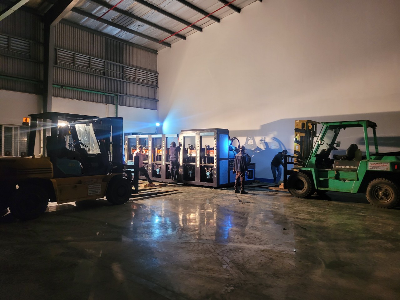 Xe nâng lắp đặt máy tại bến xe Miền Tây Kiến An