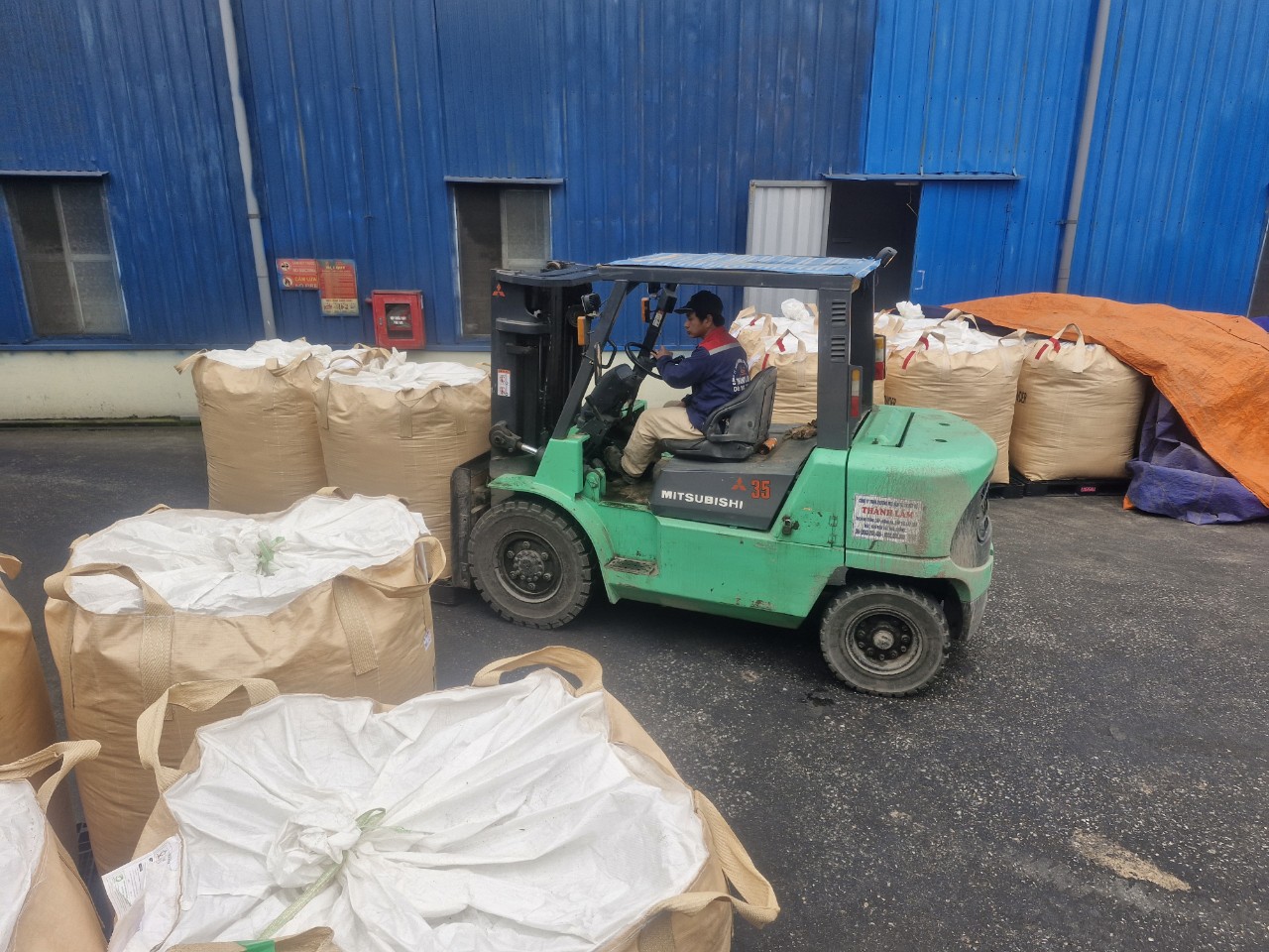 Xe nâng rút bột tại Phà Rừng