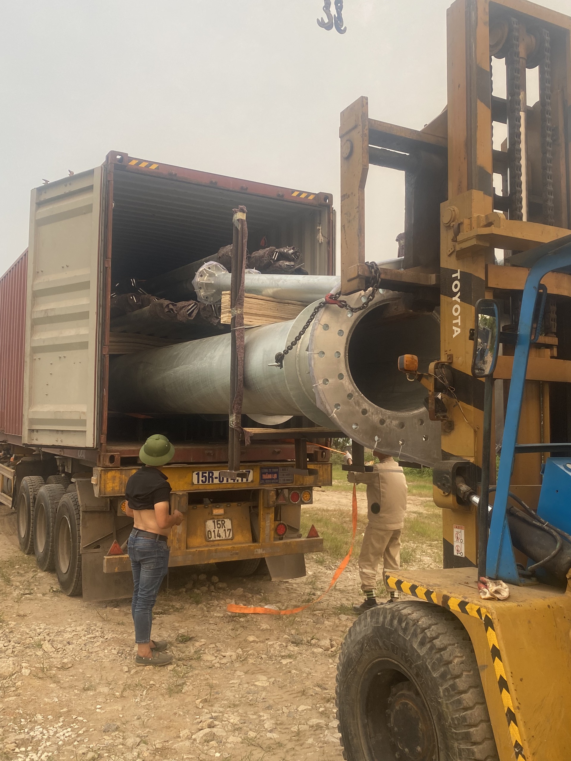 Xe nâng rút trụ cột điện tại Thái Bình