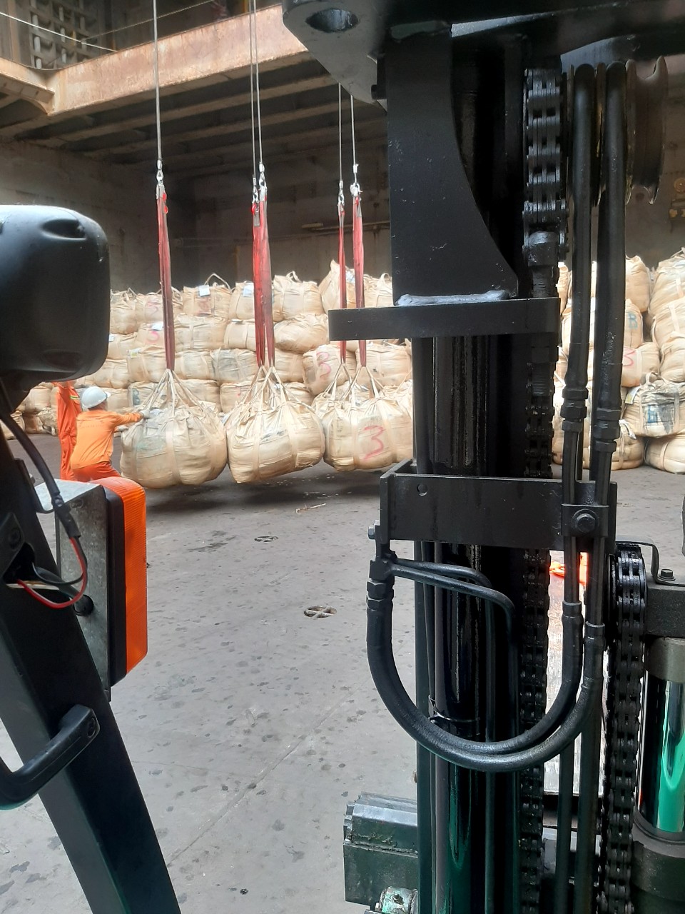 Xe nâng đóng hàng dưới tàu tại cảnh Nam Hải Hải Phòng