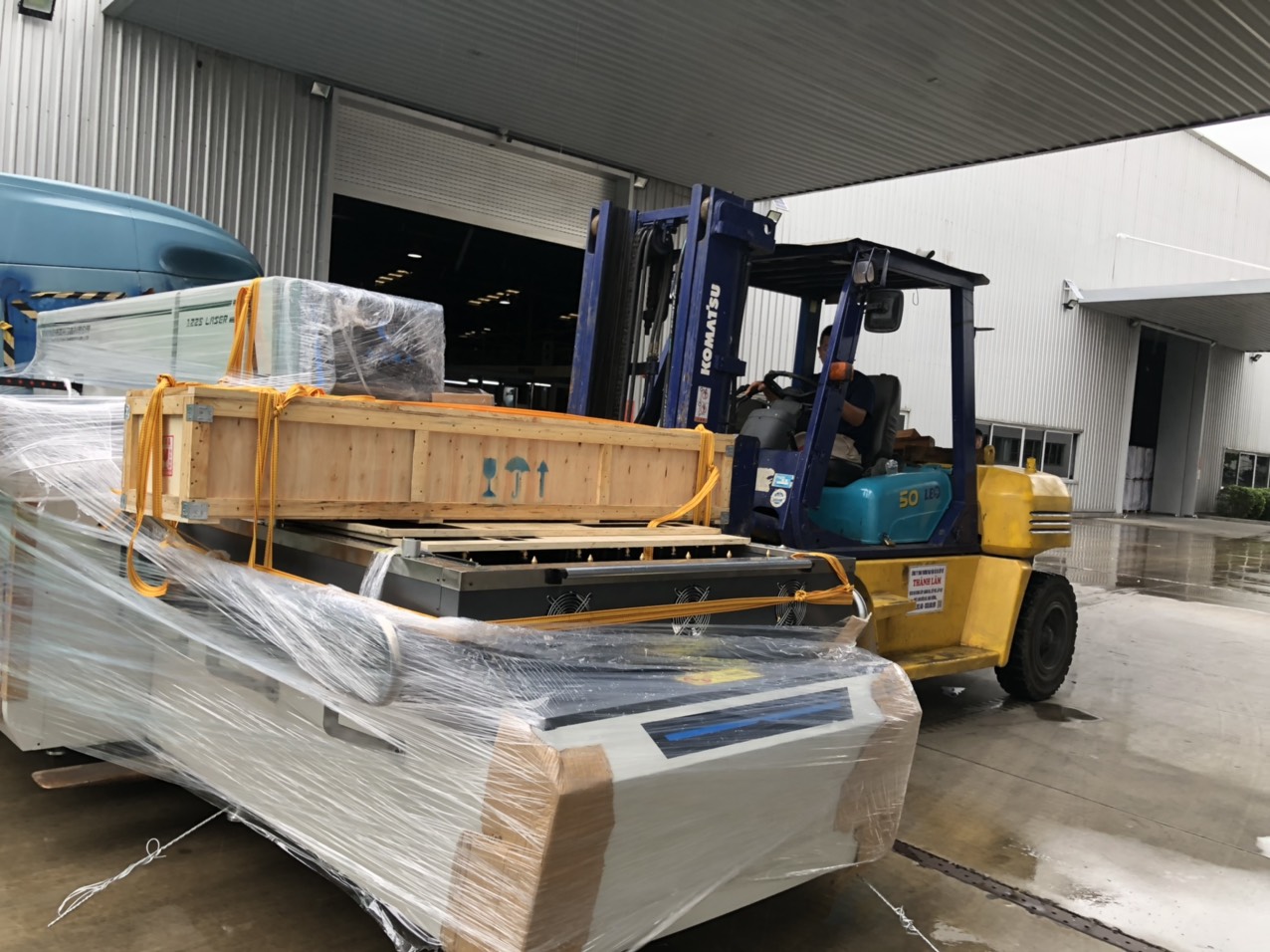 Xếp dỡ hàng nặng bằng xe nâng Hải Phòng