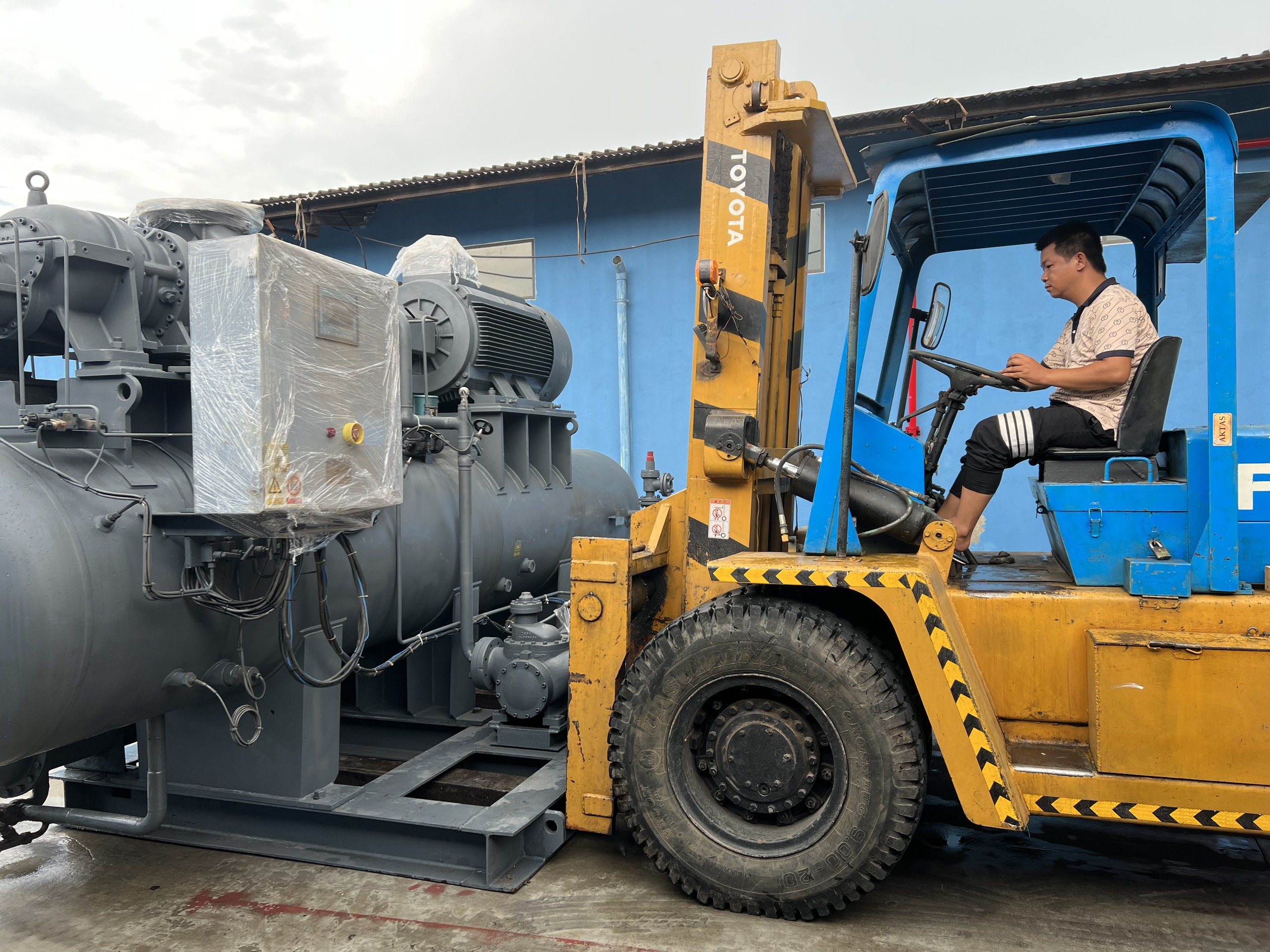 Thuê xe nâng dầu tại cảng Hải Phòng