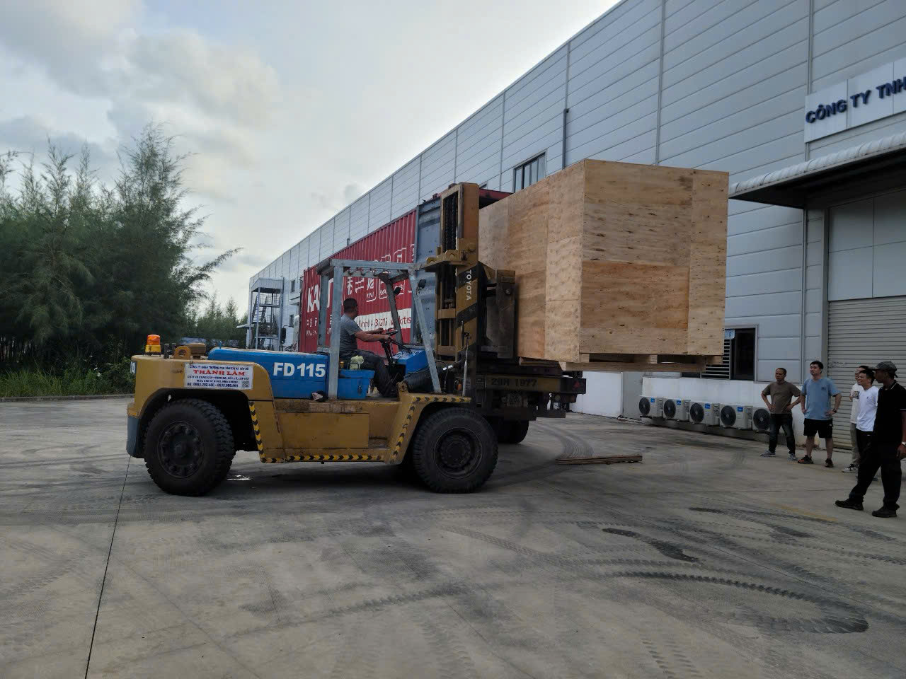 Xếp dỡ hàng hóa tại Hải Phòng